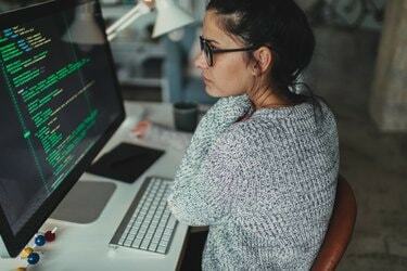 Mlada žena programira u svom kućnom uredu