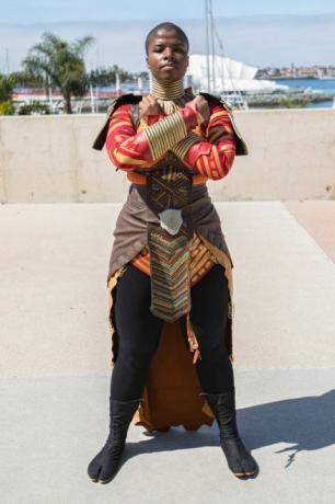 Cosplayer als Okoye van Black Panther op San Diego Comic-Con 2022.