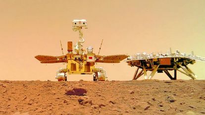 O rover Zhurong Mars da China, capturado por uma câmera sem fio.