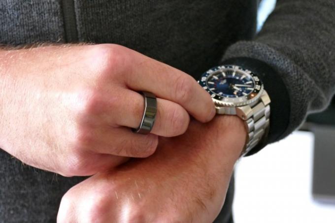 Оура прстен који се носи на мушком прсту, када се навија сат.