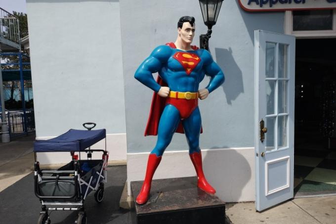 En Superman-statue poseret med hænderne på hofterne.