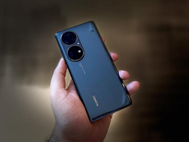 Huawei P50 Pro Rückseite in Händen.