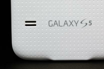 Samsung Galaxy S5 tarkistaa takakaiuttimien makro