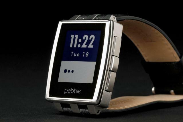 Pebble Steel Watch linksvoor hoek