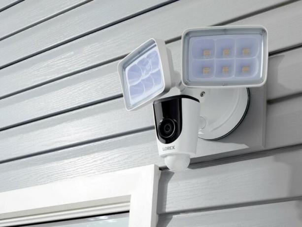 Garaaži kohale paigaldatud Lorex 1080P WiFi Floodlight kaamera.