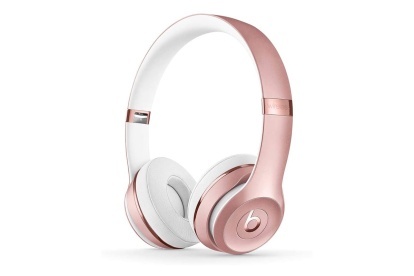Fones de ouvido intra-auriculares sem fio Beats Solo3 em ouro rosa sobre fundo branco.