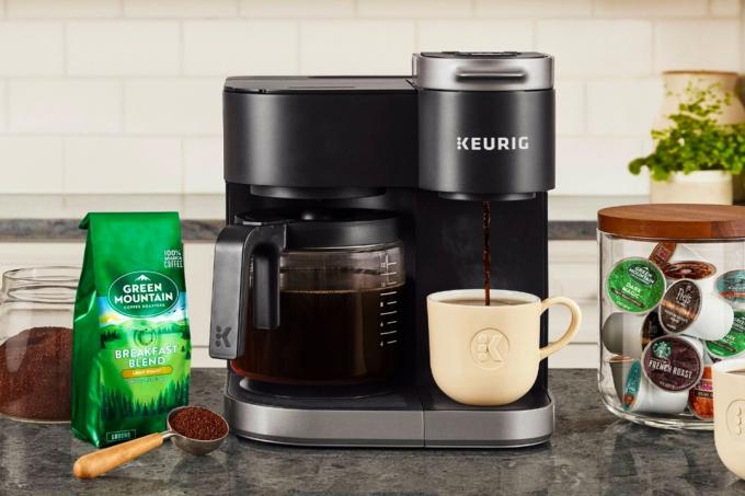 Keurig K-Duo コーヒー メーカーはキッチン カウンターにセットされています。