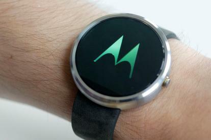 Часы Moto 360 с логотипом Motorola