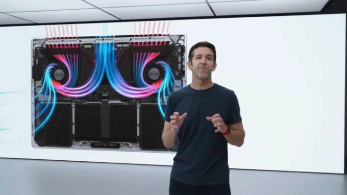 Apple MacBook Pro 14의 새로운 냉각 시스템을 소개하는 John Ternus.