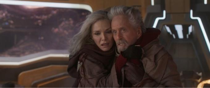 Michelle Pfeiffer et Michael Douglas s'embrassent dans une scène d'Ant-Man and the Wasp: Quantumania.
