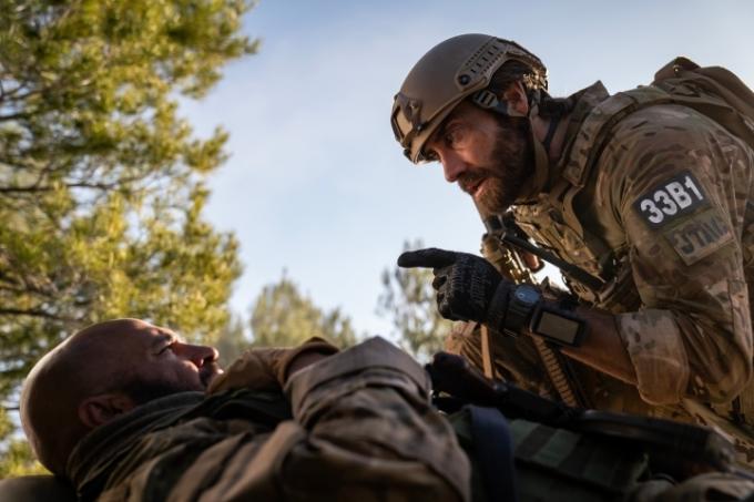 Jake Gyllenhaal klečí nad Darem Salimem ve filmu Guye Ritchieho Covenant.