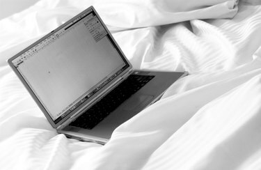 Nešiojamasis kompiuteris ant lovos