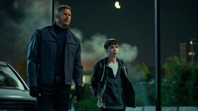 Tom Hopper e Elliot Page estão lado a lado em uma cena da 3ª temporada de The Umbrella Academy.