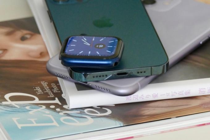 Σώμα Apple Watch Series 6 πάνω από το iPhone 11 και το iPhone 12.