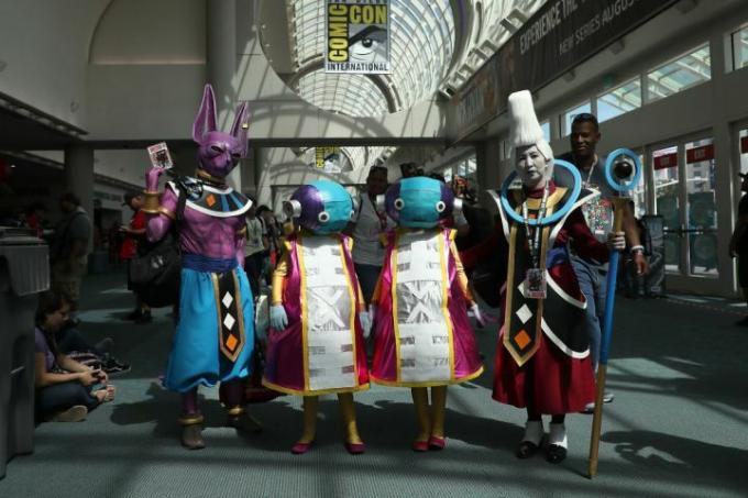 Čtyři cosplayeři oblečení jako Beerus, Zeno a Whis z Dragon Ball na SDCC 2018.