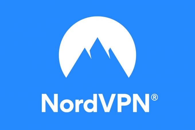 NordVPN の会社名とロゴ、青い背景に白い円に青い山の頂上。