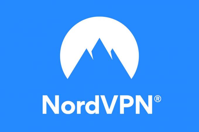 Numele companiei NordVPN și sigla, vârfuri albastre ale munților pe un cerc alb pe un fundal albastru.