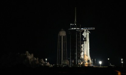 En SpaceX Falcon 9-raket med virksomhedens Crew Dragon-rumfartøj ombord ses på affyringsrampen ved Launch Complex 39A under en kort statisk brandtest forud for NASAs SpaceX Crew-2-mission, lørdag den 17. april 2021, i NASAs Kennedy Space Center i Florida. 