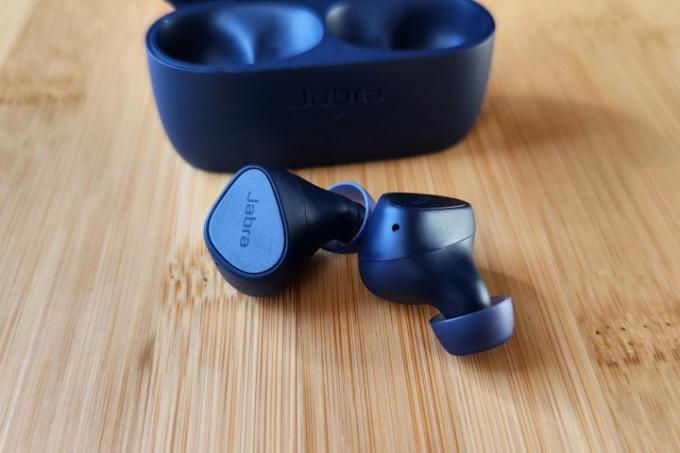 Jabra Elite 4 před nabíjecím pouzdrem.