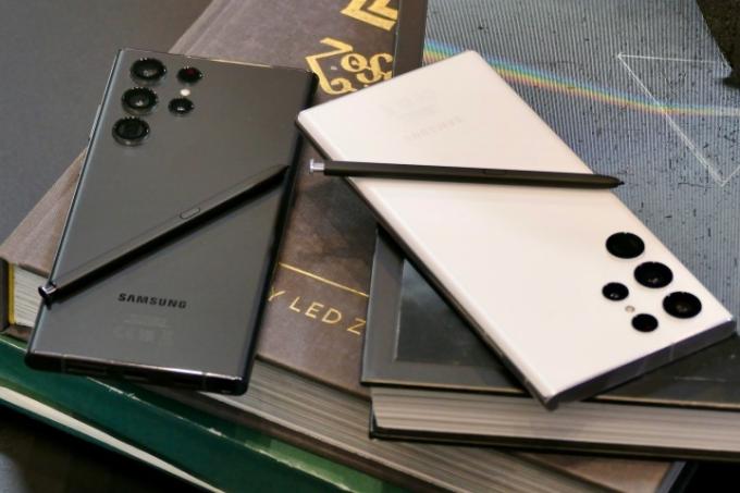 Galaxy S22 Ultra em Phantom Black e Phantom White.