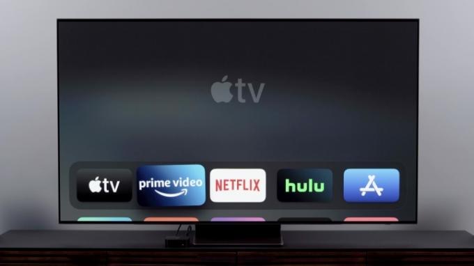 Vmesnik domačega zaslona Apple TV z zgornjo vrstico aplikacij, prilagojenih individualnim izbiram