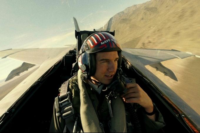 توم كروز يطير بطائرة نفاثة في Top Gun: Maverick.