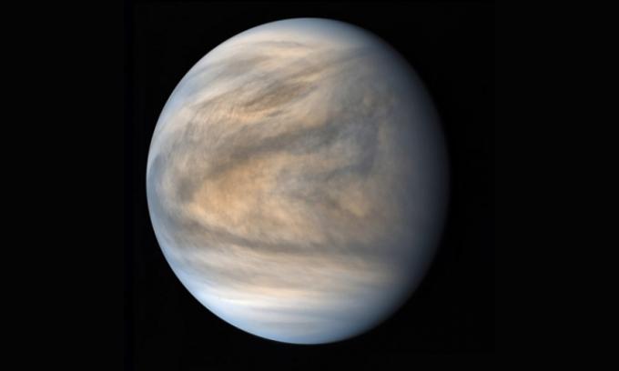 Λεζάντα: Μια εικόνα ψευδούς χρώματος του θειούχου νεφών της Αφροδίτης δημιουργήθηκε χρησιμοποιώντας δύο κανάλια υπεριώδους από το Akatsuki, τον ιαπωνικό PLANET-C, και Venus Climate Orbiter, το οποίο υπογραμμίζει τις μετααγωγικές αναταράξεις των τροπικών περιοχών του πλανήτη, σε αντίθεση με τη διαυγή, ομαλή πολική περιφέρειες.