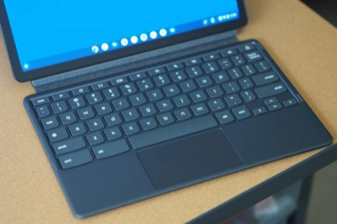 Lenovo Chromebook Duet 3 set fra oven og ned, der viser tastatur og touchpad.