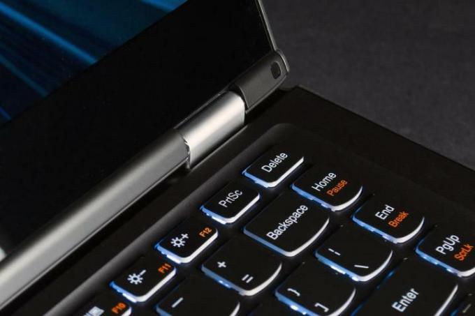 Lenovo Yoga 13 mengulas keyboard kanan atas