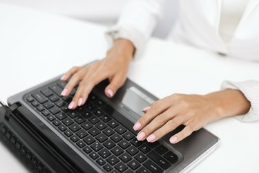 سيدة أعمال تستخدم جهاز الكمبيوتر المحمول الخاص بها