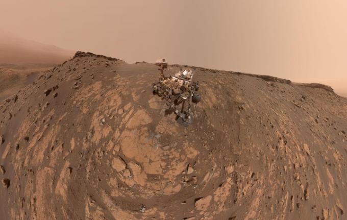 تم التقاط هذه الصورة الشخصية بواسطة مركبة Curiosity Mars التابعة لناسا في فبراير. 26 فبراير 2020 (اليوم المريخي رقم 2687 أو اليوم المريخي للمهمة). الطبقة الصخرية المتهدمة في الجزء العلوي من الصورة هي 
