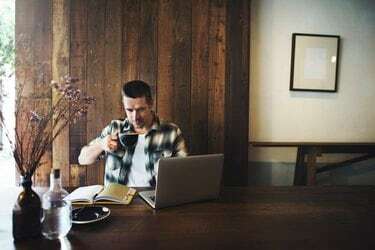 Homem relaxado estilo de vida trabalhando conceito de cafeteria