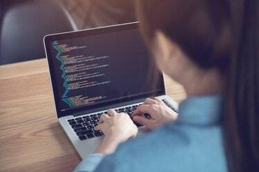 Žena v rukách kóduje html a programuje na obrazovke notebooku, web, vývojár.