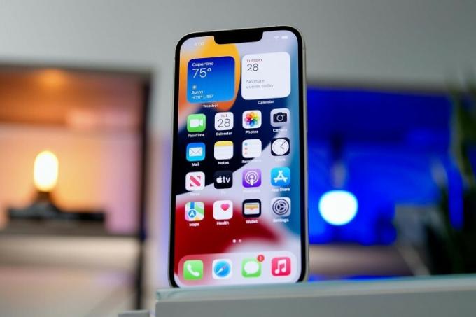 aplikasi iPhone 13 di layar beranda.