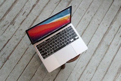 Il MacBook Pro con tecnologia M1 visto da un'angolazione elevata.