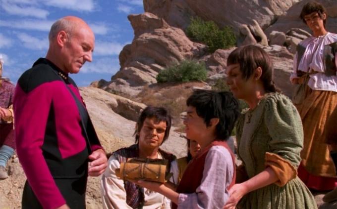 Picard interaguje s mimozemskou rodinou ve Star Trek: The Next Generation.