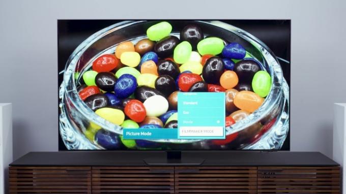 Bildlägesinställningar visas över en bild av jelly beans på en Samsung QN90C. 