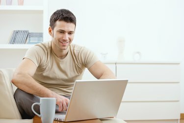 Homem feliz usando computador