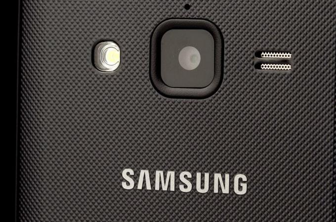 Gros plan sur la caméra arrière du Samsung Galaxy Rugby Pro Review