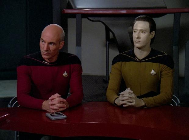 Picard a Data sedí u stolu ve Star Trek: The Next Generation.