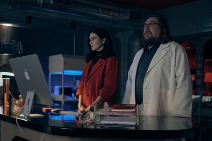 Rachel Weisz a Michael Chernus stoja spolu v laboratóriu v Dead Ringers.