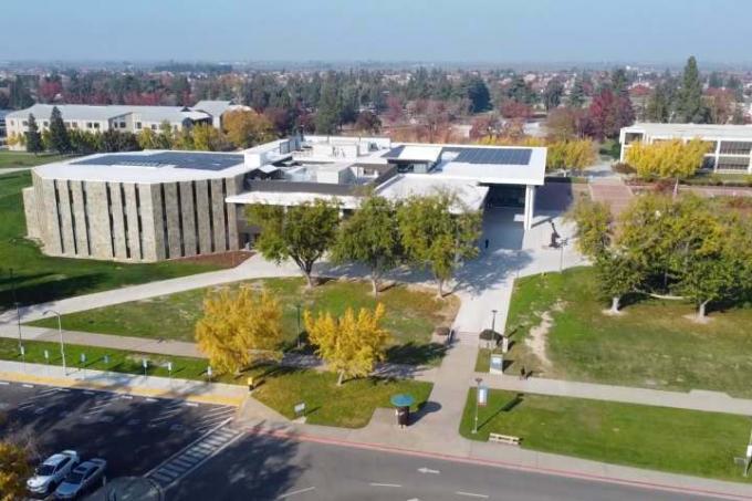 California Eyalet Üniversitesi Stanislaus'un havadan görünümü.