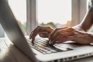 Biznesmen używający laptopa w biurze