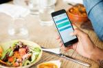 Restorāns piedāvā bezmaksas maltītes ģimenēm, ja tās nodod savus tālruņus
