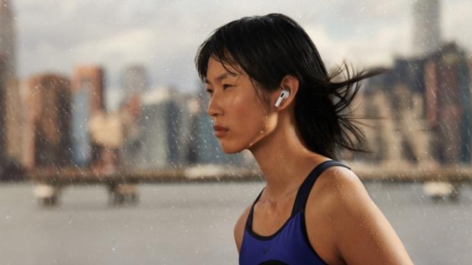 AirPods 3 em um atleta.