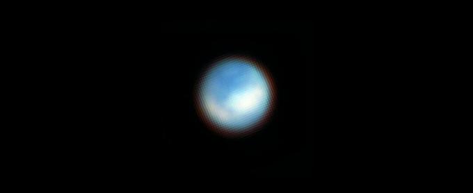 Webbi NIRCam (lähi infrapunakaamera) jäädvustas selle pildi Jupiteri kuu Europa pinnalt. Webb tuvastas Europa jäisel pinnal süsinikdioksiidi, mis pärines tõenäoliselt Kuu maa-alusest ookeanist. Sellel avastusel on oluline mõju Euroopa ookeani võimalikule elamiskõlblikkusele. Kuu näib enamasti sinine, kuna lühema infrapuna lainepikkuse korral on see heledam. Valged tunnused vastavad kaosele Powys Regio (vasakul) ja Tara Regio (keskel ja paremal) maastikule, mille pinnal on suurenenud süsinikdioksiidi jää.