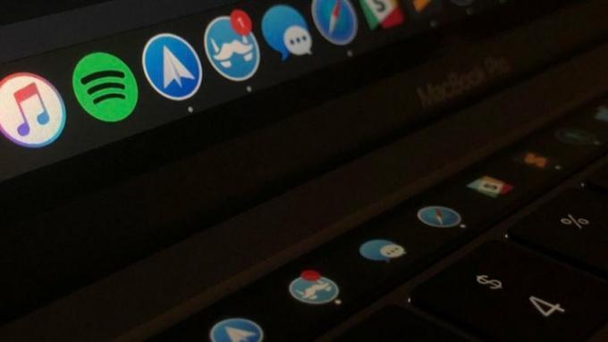 O TouchBar exibindo aplicativos de dock. 