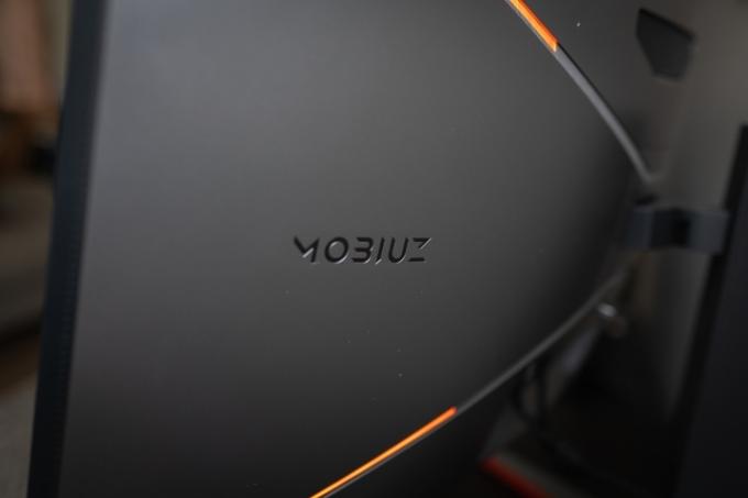 Mobiuz-logo på bagsiden af ​​BenQ EX3410R-skærmen.