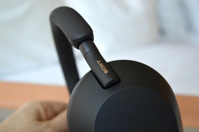 Bližnji posnetek ušesne školjke na brezžičnih slušalkah Sony WH-1000XM5.