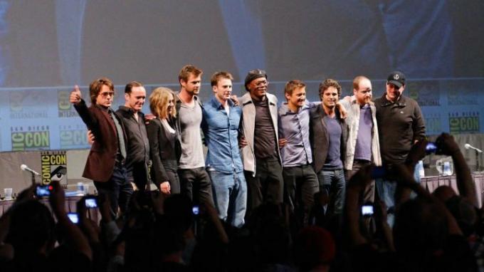 Obsazení Avengers společně pózující na Comic-Conu v San Diegu v roce 2010.